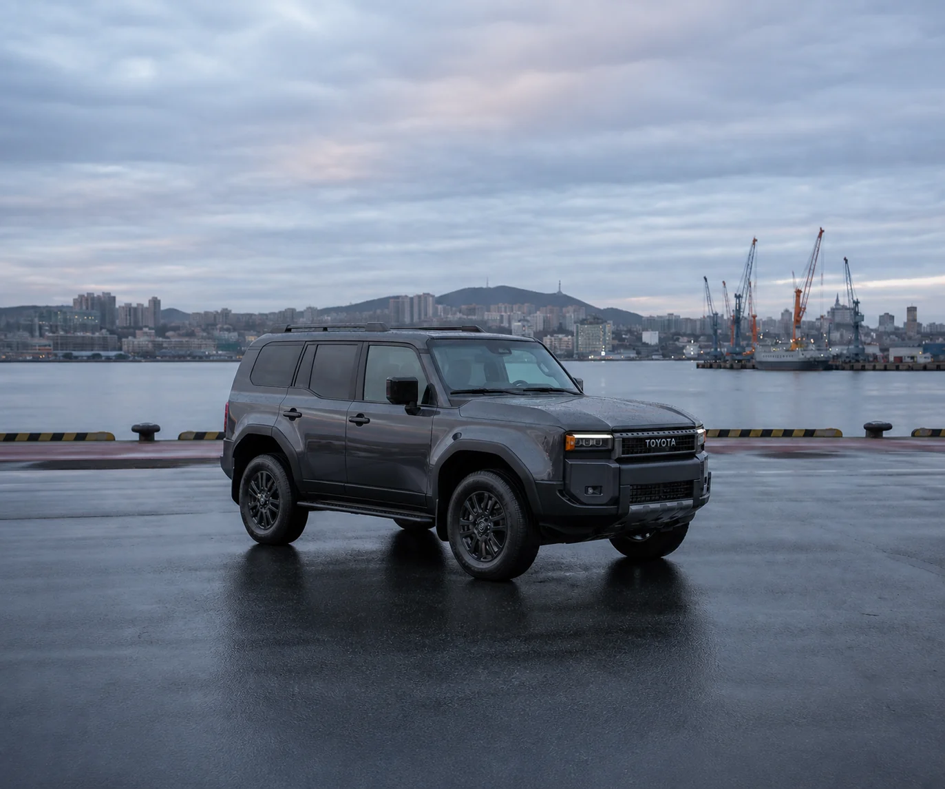 Toyota Land Cruiser 250 в порту Владивостока